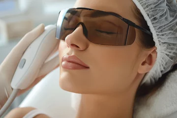 Foto op Plexiglas Una mujer teniendo una sesión de depilación láser en un centro especializado de depilación laser © julio