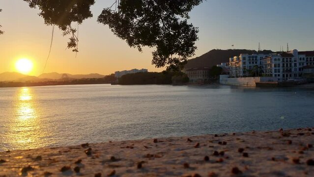Atardecer con vista al casco antiguo, edificios coloniales y playa tranquila, Panam&aacute;