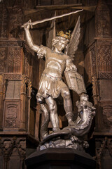 Obraz premium Statue de l'Ange Gabriel à l'abbaye du Mont-Saint-Michel