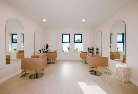 Sophisticated Beauty Parlor Highlighting Modern Aesthetics and Premium Facilities, Crafting a Deluxe Haven for Indulgence and Style