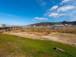 大和川沿いに広がる柏原市の風景