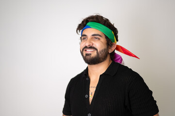 Hombre feliz con la bandera gay