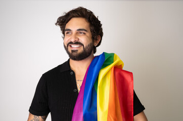 Hombre feliz con la bandera gay