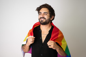Hombre feliz con la bandera gay