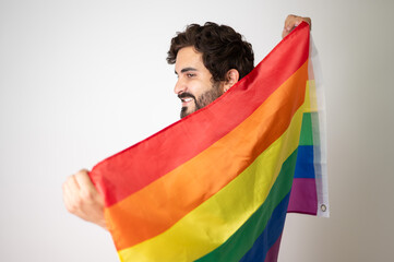 Hombre feliz con la bandera gay