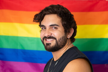 Hombre feliz con la bandera gay