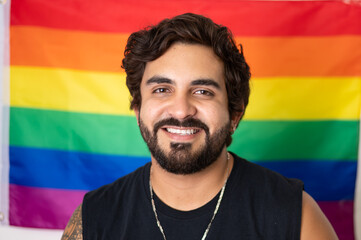 Hombre feliz con la bandera gay