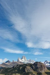 Crédence de cuisine en verre imprimé Fitz Roy Mountain range Fitz Roy on a sunny day with blue sky and cool clouds. It is a mountain in Patagonia, on the border between Argentina and Chile