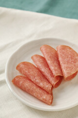 お皿に盛りつけられたスライスしたサラミ