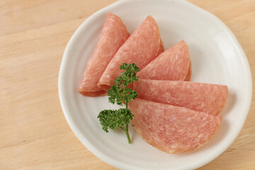 お皿に盛りつけられたスライスしたサラミ