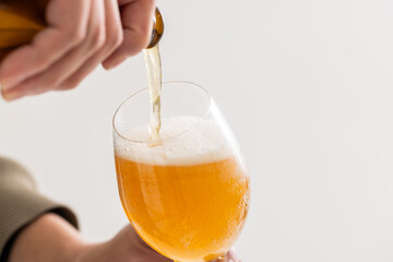 グラスに注ぐビール　beer pouring into a glass