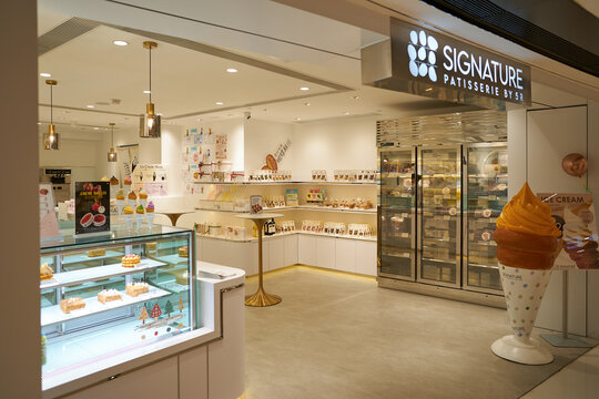 HONG KONG, CHINA - DECEMBER 04, 2023: entrance to SIGNATURE Patisserie by 5r inside shopping centre in Sha Tin.