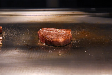 鉄板焼きで焼かれるステーキ