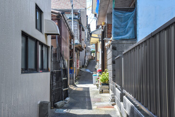 日本の夏の島の裏路地