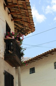 Balc&oacute;n florido en casa de Cajabamba, Per&uacute;.
