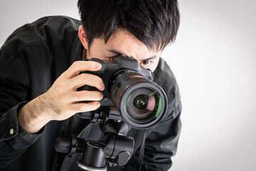 カメラを構える男性　man holding a camera