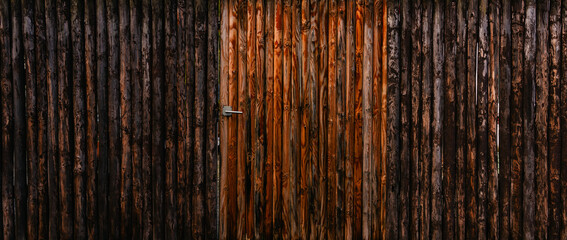 Holzfassade mit Tür