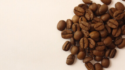 まとめて置かれたコーヒー豆