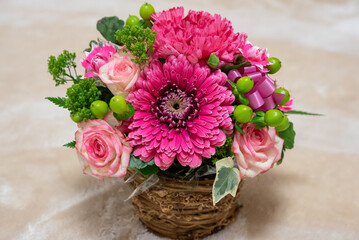かわいらしいフラワーアレンジメント　ピンクのガーベラとバラ
