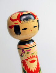 こけし人形のクローズアップ、こけし、白背景にコケシ