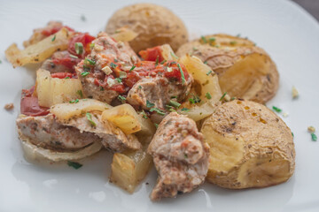 baked potatoes in skins with chicken fillet