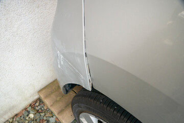 擦って傷ついた車のバンパー