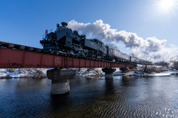 冬の川を渡る蒸気機関車　釧路湿原　SL　C11　 - obrazy, fototapety, plakaty