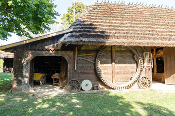 Stary drewniany budynek z dachem pokrytym strzechą budowany na dawnej polskiej wsi - obrazy, fototapety, plakaty