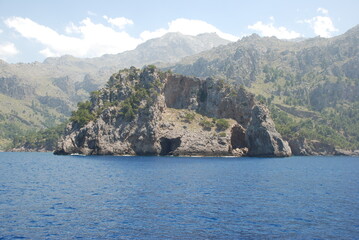 Fototapeta premium view of the sea and mountains