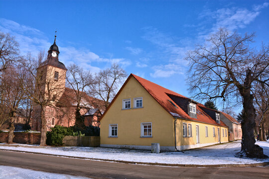 Kirche mit Kirchturm im Dorf im Winter