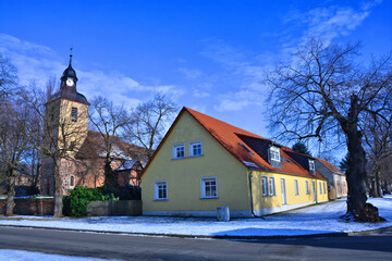 Kirche mit Kirchturm im Dorf im Winter