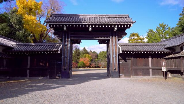 京都御苑の堺町御門　秋