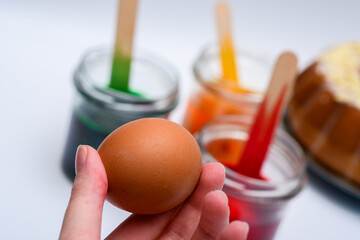 Kurze jajko przygotowane do wielkanocnego malowania pisanek  - obrazy, fototapety, plakaty