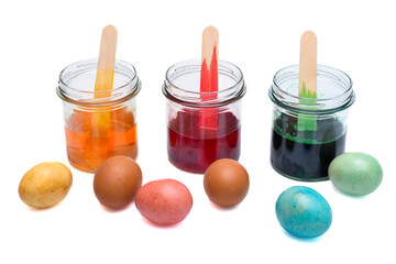 Barwienie wielkanocnych jajek, kolorowe pisanki I barwniki w słoiczkach