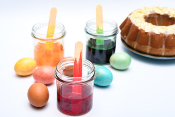 Wielkanocne tradycje, barwienie jajek pisanek i pieczenie ciast babki piaskowej - obrazy, fototapety, plakaty