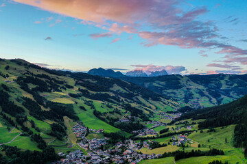 Abendstimmung im Tal in den Alpen mit farbigen Wolken