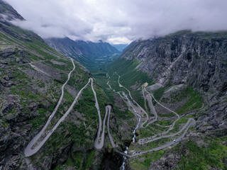 Kurvige Stra&szlig;e in Norwegen Trollstigen