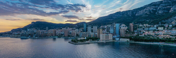 Sonnenuntergang mit buntem Himmel in Monaco Panorama