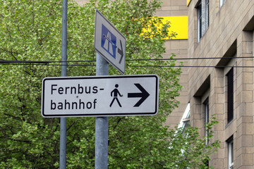 Obraz premium Wegweiser Fernbusbahnhof vor dem Bahnhofplatz in Düsseldorf