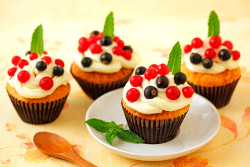 Cupcakes with mascarpone and wild berries.