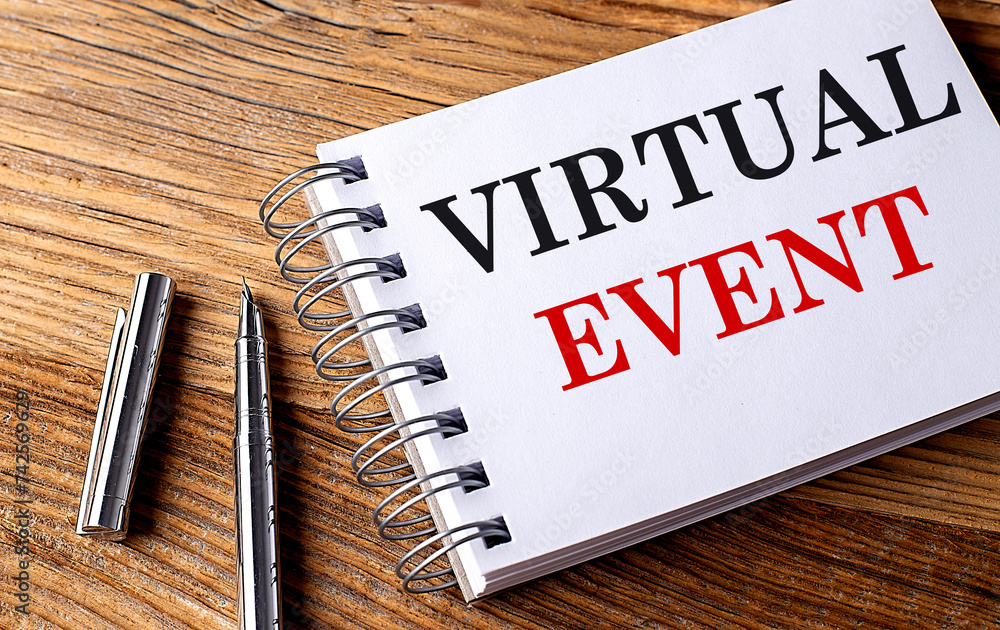 Aufkleber virtual event text on notebook with pen on wooden background