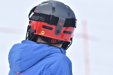 Anonymer junger Schifahrer (Rennläufer) studiert den Kurs