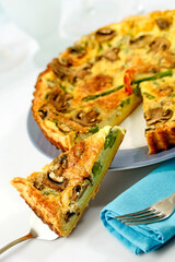 Asparagus quiche with prawns and mushrooms.
