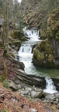 Rottach-Wasserf&auml;lle (Rottachfalle) in Oberbayern. Imposante Kaskaden-Wasserfall und Gumpen, den beliebtesten Sehensw&uuml;rdigkeiten am Tegernsee
