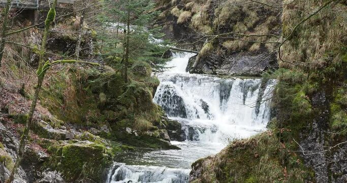 Der Wanderweg zum Rottachfall (Rottach-Wasserf&auml;lle) in Oberbayern . In mehreren Kaskaden f&auml;llt der Fluss hinunter und f&uuml;llt dabei einige riesige Gumpen
