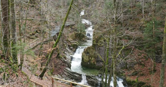 Rottach-Wasserf&auml;lle (Rottachfalle) in Oberbayern. Imposante Kaskaden-Wasserfall und Gumpen, den beliebtesten Sehensw&uuml;rdigkeiten am Tegernsee
