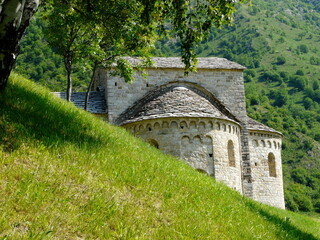 Fototapeta na wymiar little church on a green mountain slope