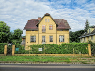erkner, deutschland - altes haus an einer landstraße - 742645493