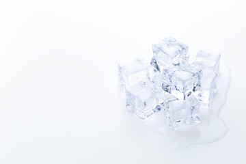 白背景に角氷