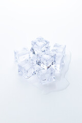 Obraz premium 白背景に角氷